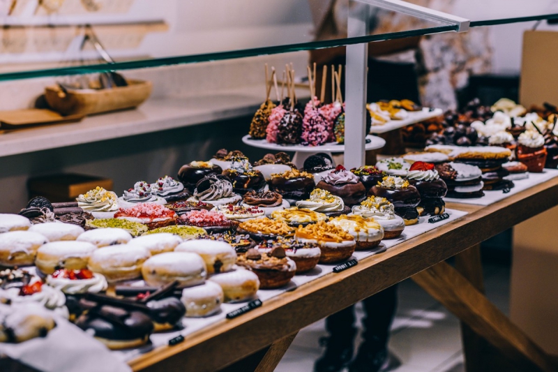 couture-VALBONNE-min_shop_dessert_pastry_bakery_counter-184398